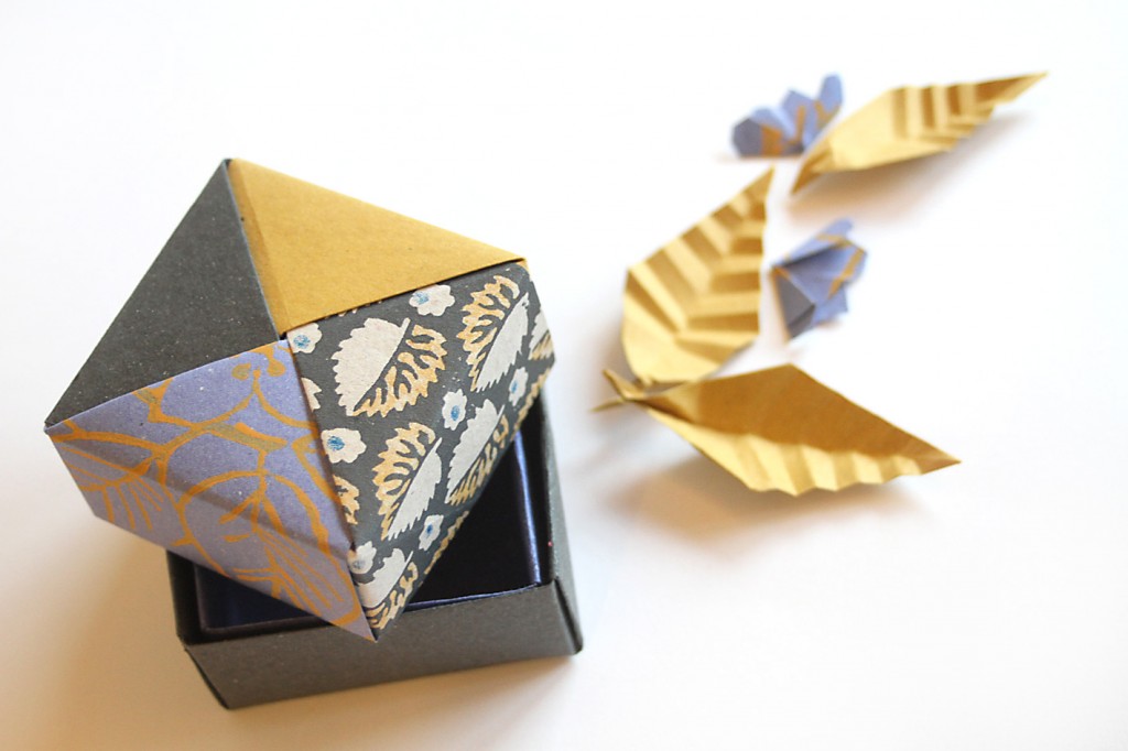 1a  scatola doppio fondo  modello tradizionale Masu, coperchio scatola modulare di Tomoko Fuse, foglia e fiore di ciliegio di Akira Yoshizawa