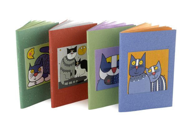 Quadernino 12x17 cm "Gatti di Nic" in Cartapagliam con pagine colorate colori assortiti.