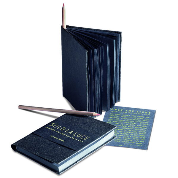 Taccuino A6 "Solo la Luce" in Tar Paper® e carta nera con pastello fluorescente e confezione.