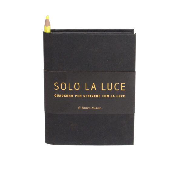 Taccuino A6 "Solo la Luce" in Tar Paper® e carta nera con pastello fluorescente e confezione. - immagine 2