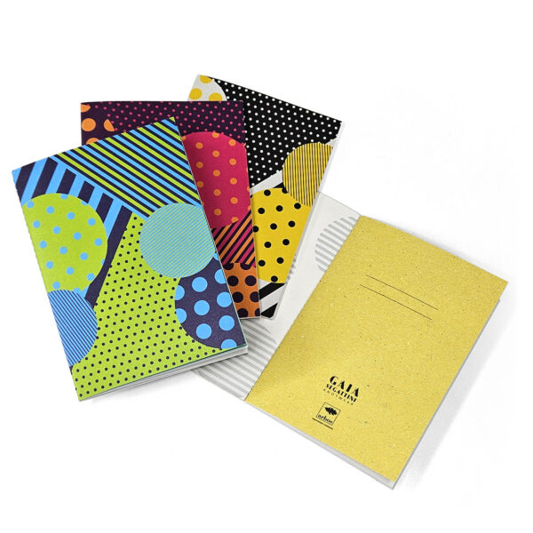Quaderno A6 "Gaia Segattini Knotwear" in cartoncino e carta riciclata 3 colori assortiti.