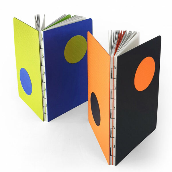 Taccuino double face doppia rigatura "DOT" in cartoncino e carta riciclata, apertura superflat.