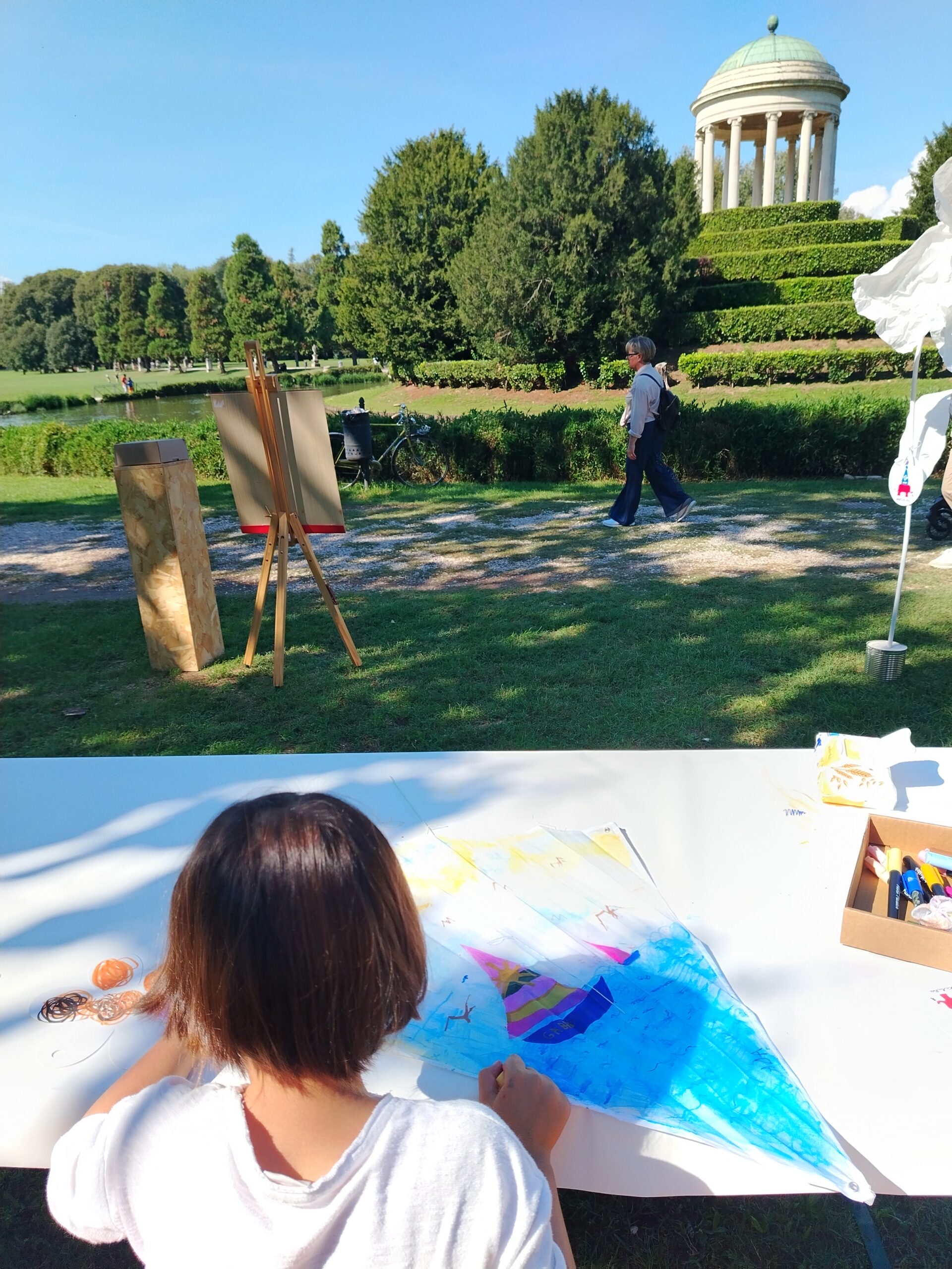 Bambina che disegna acquilone a Disegna Vicenza